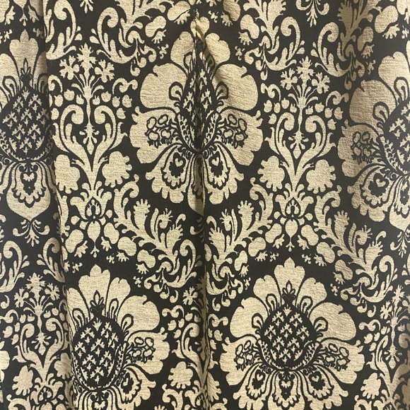 A patterned dress - Picture 4 of 5